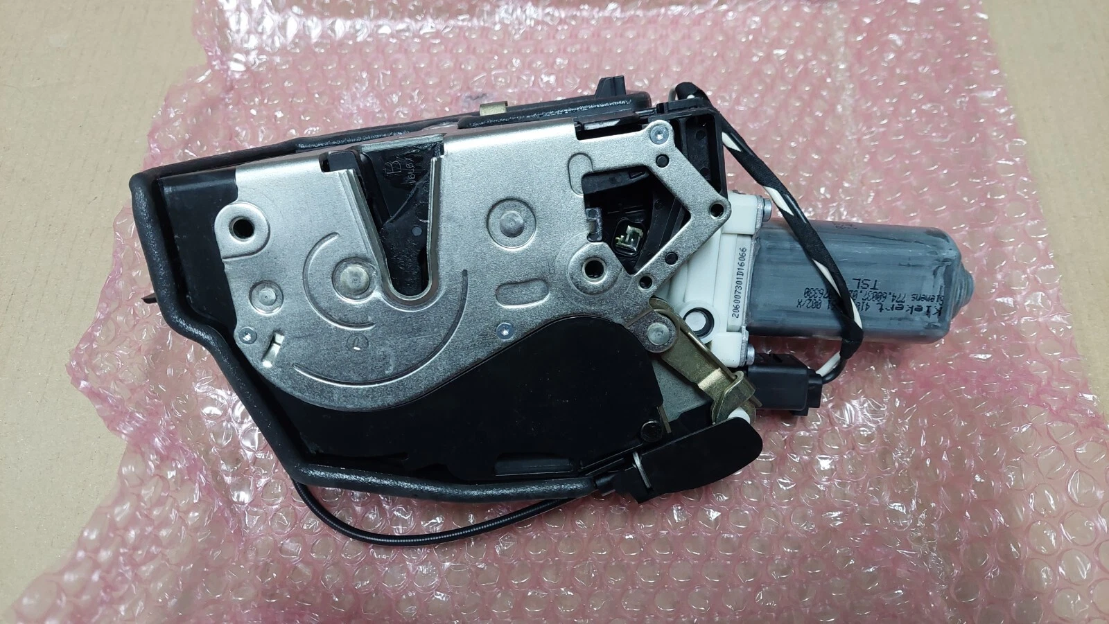 BMW E65 E66 door lock front left genuine 51217169237 @NEW@ soft close automatic - Image 3