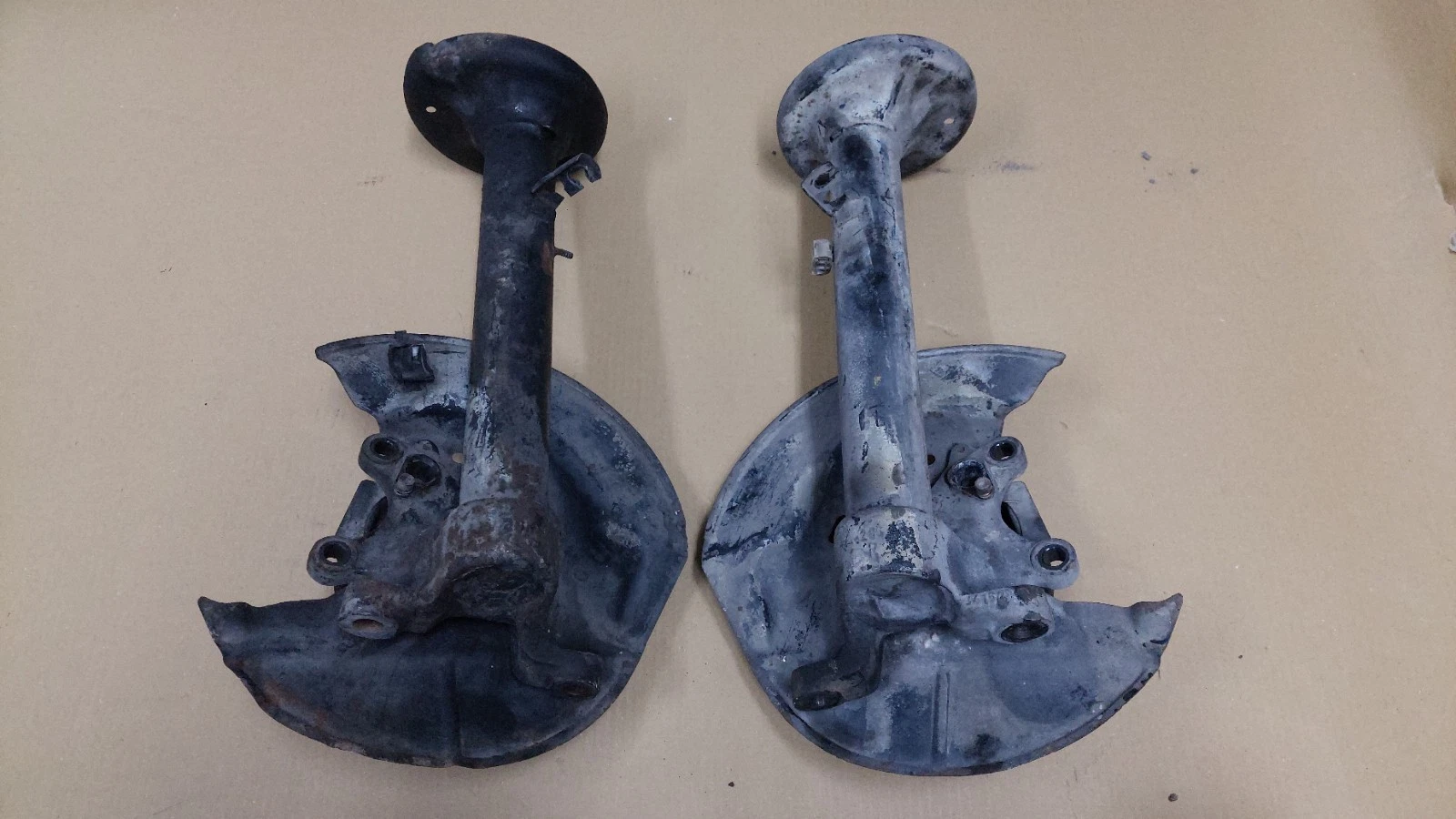 BMW E30 front strut housing set L&R 31311127315 31311127316 with ABS @ 51mm - Image 3